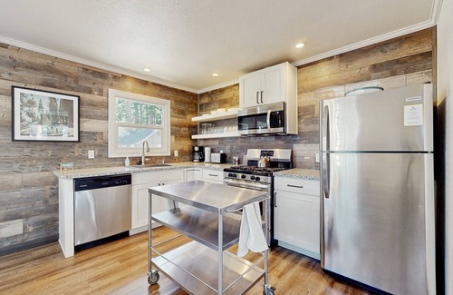 Lakeside Park Cabin | Walkable home just 3 blocks to Heavenly Village w/hot tub & firepit-dogs ok