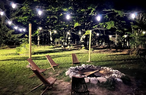 Benzonia Cabin | Walking distance to Betsie River & 10 minutes to Lake Michigan & Crystal Mnt!
