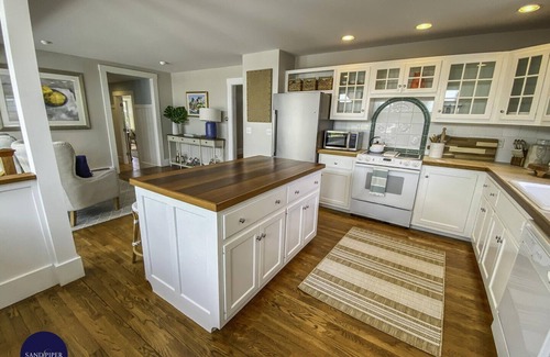 Katama House | Walking distance to downtown Edgartown w Heated Pool and Guest House!