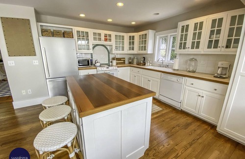 Katama House | Walking distance to downtown Edgartown w Heated Pool and Guest House!