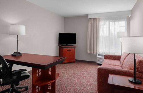 East Roseville Parkway Hotel | Walking Distance to Golfland Sunsplash! Pet-friendly Accommodation!