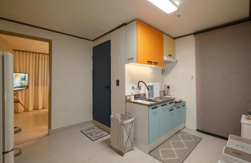 Torimil-tong House | Walking Distance to Sindorim Station, 3 Rooms, 4 Queen Beds, 2 Bathrooms, 1 Minute to Yeongdeungpo Station Bus Stop