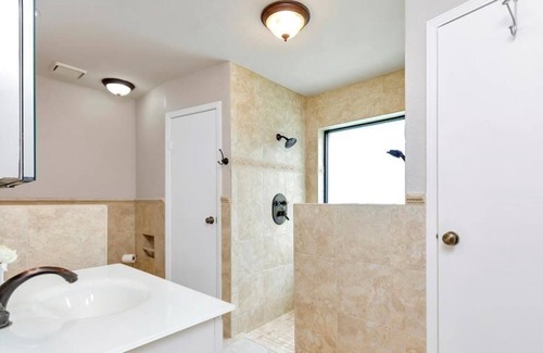 Grapevine House | Walking distance to the lake, Pool/Hot tub/Slps12/less than 2 miles from Main ST