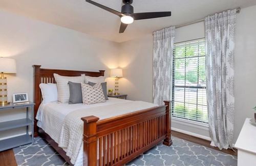 Grapevine House | Walking distance to the lake, Pool/Hot tub/Slps12/less than 2 miles from Main ST