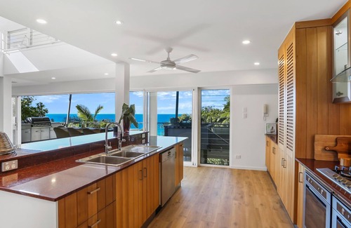 Sunshine Beach House | Walking on Sunshine - Walking Distance to Beach & Shops