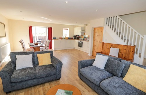 Ardens Grafton Cottage | WALNUT COTTAGE, family friendly, with a garden in Welford-On-Avon