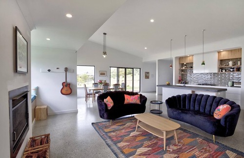 Shadforth House | Walnut Grove: Modern comfort with expansive views
