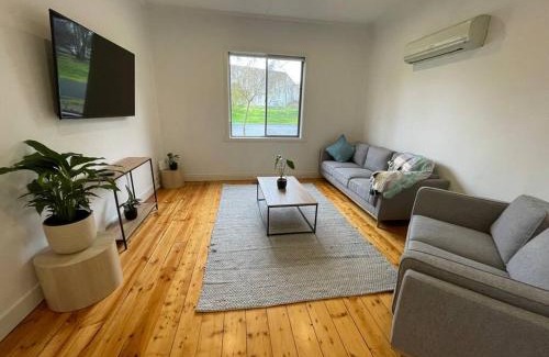 Bendigo House | Walnut House - Hargreaves St close to Lake Weeroona