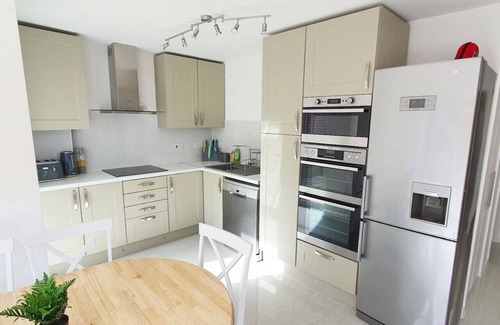 Kidlington Apartment | Walnut Lodge 3-Bed Flat EnSuite-AC-Parking-Netflix