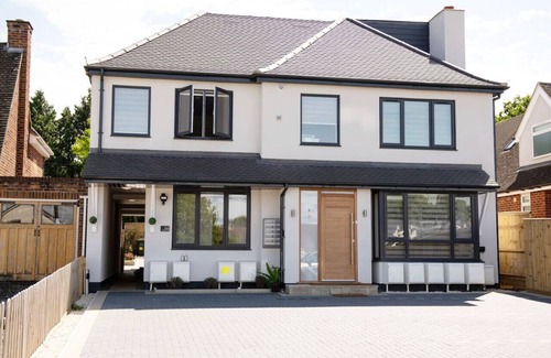 Kidlington Apartment | Walnut Lodge 3-Bed Flat EnSuite-AC-Parking-Netflix