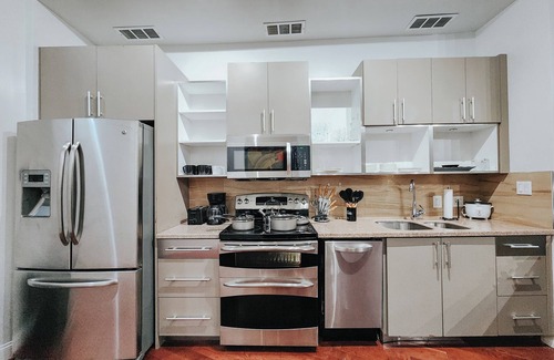 Midtown Village Apartment | Walnut Mega Kingdom/King Bed/85" TV/Arcades