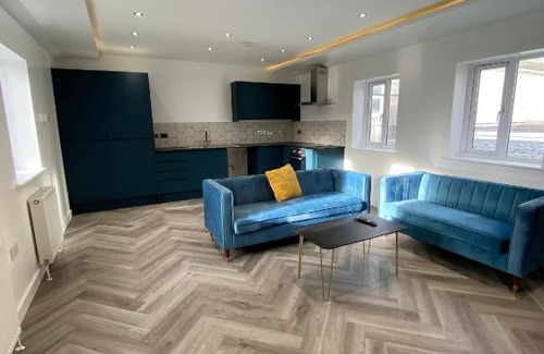 Castle House | Walter Road Holiday Home Swansea - 4 bedrooms