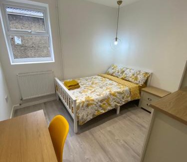 Castle House | Walter Road Holiday Home Swansea - 4 bedrooms