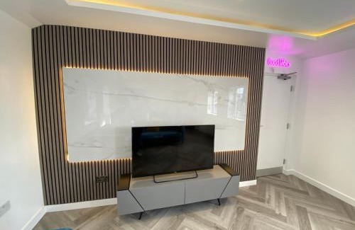 Castle House | Walter Road Holiday Home Swansea - 4 bedrooms
