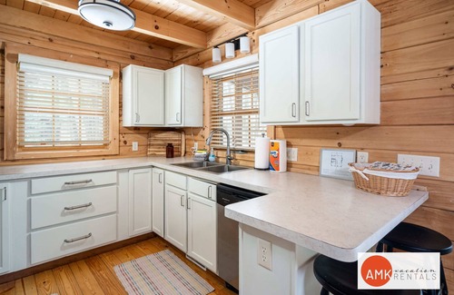 Saugatuck Cabin | Wander Inn - Updated Log Cabin near shared beach
