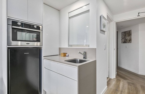 Noosa Heads Apartment | Wantima Hastings St Studio A/C Smart TV unlimited WiFi