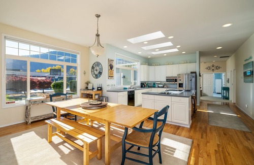 Manson House | Wapato Point Home Single Level 4 Bed 3 Bath Sleeps 12, Close to Waterfront Park