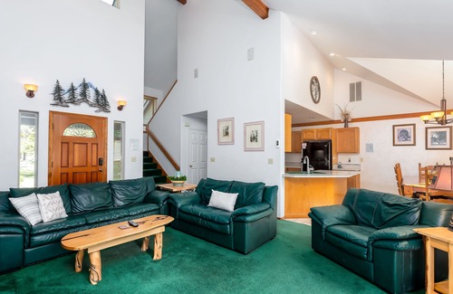 Sunriver House | WARB12 - Walk to the River, Dog Friendly, 3 Suites, Gas Fireplace