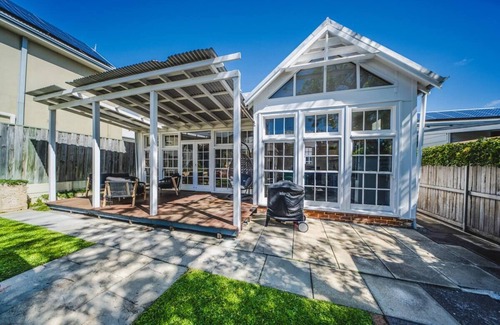 South Fremantle House | Wardie House -Classic South Freo Renovated Cottage