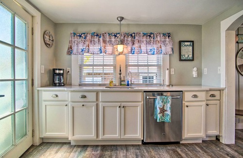 Wareham Center Cottage | Wareham Cottage w/Deck, Walk to Swift's Beach