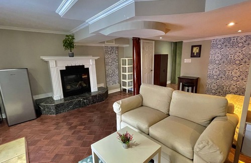 Brampton Apartment | Warm and cozy studio with a stunning view - Centrally located