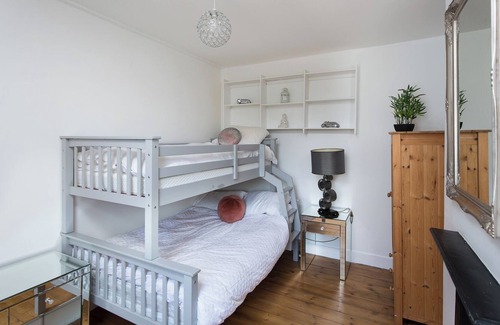 St Albans House | Warm and Spacious Smart Stay - Close to London and Harry Potter World