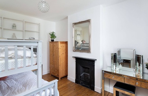 St Albans House | Warm and Spacious Smart Stay - Close to London and Harry Potter World