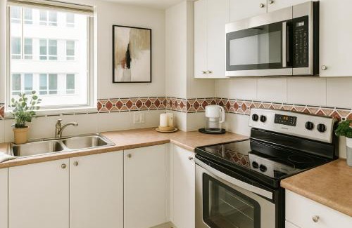 Coal Harbour Apartment | Warm and Welcoming 2-Bedroom Home in a Prime Location