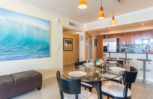 Sunny Isles Beach Condo | Warm condo w/striking ocean & park views | WIFI + Parking