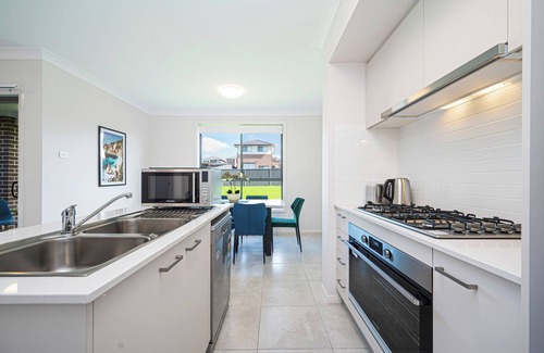 Leppington House | Warm &Cozy 5Br house near train station