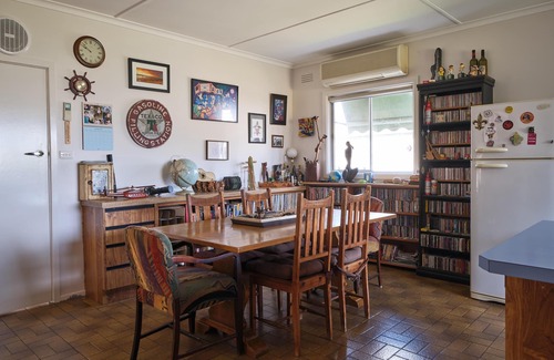 Rosebud House | Warraburra Beach Shack Rosebud, 2 bedroom. 1 NIGHT FREE!* - Enjoy your own beach box on holiday!