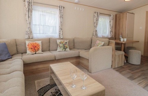 New Forest District Cabin | WARREN PARK 45, family friendly, with pool in Downton, Hampshire