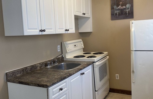 Wasaga Beach Cottage | Wasaga Beach Walk to Main Beach Free Parking Free Wifi