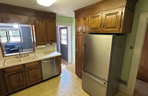 Oakwood Historic District House | Washer/Dryer, Smart TV, Desk, Internet, Yard, Driveway parking, Sidewalks & more