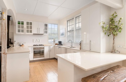 Sorrento House | Wategos Sorrento - A 3 minute drive to town!