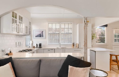 Sorrento House | Wategos Sorrento - A 3 minute drive to town!