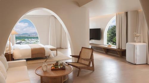 Xiaguan Hotel | Water flows in moon Hotel
