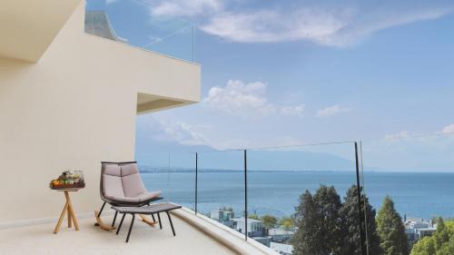 Xiaguan Hotel | Water flows in moon Hotel
