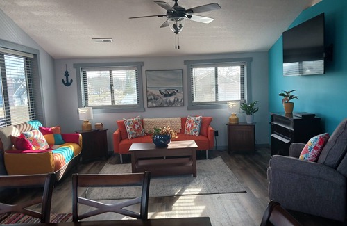 Nashport House | Water front and rear apartment
