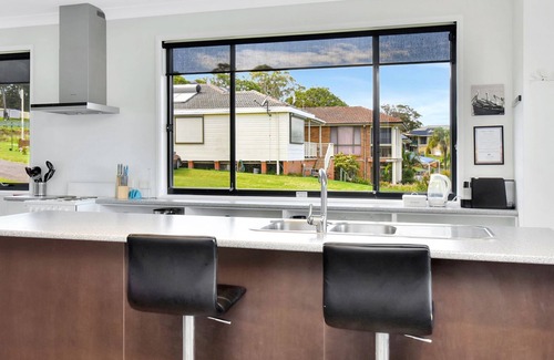 Fishing Point Apartment | Water's Edge Apartment 1 absolute waterfront at Fishing Point on Lake Macquarie