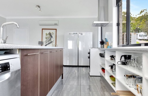 Fishing Point Apartment | Water's Edge Apartment 1 absolute waterfront at Fishing Point on Lake Macquarie