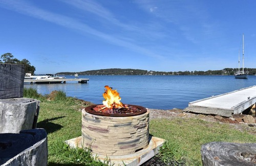 Fishing Point Apartment | Water's Edge Apartment 2 absolute waterfront at Fishing Point on Lake Macquarie