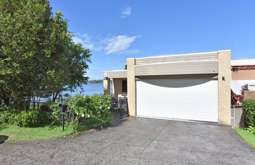 Fishing Point Apartment | Water's Edge Apartment 2 absolute waterfront at Fishing Point on Lake Macquarie