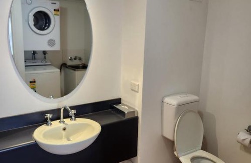 Gold Coast Apartment | Water View. 1bedroom Sleeps 2. WI-FI, Wash Machine