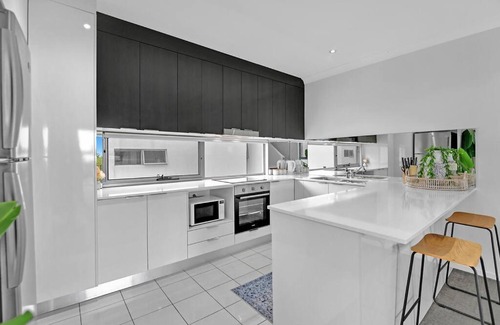 Carrara Apartment | Water View Modern Three-level Townhouse in Carrara