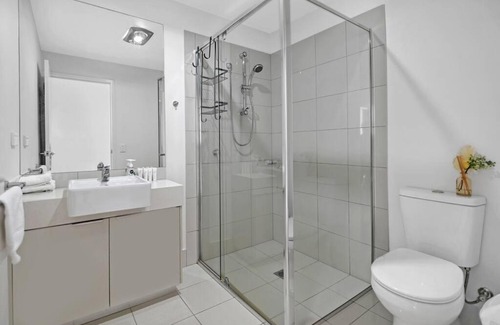 Carrara Apartment | Water View Modern Three-level Townhouse in Carrara