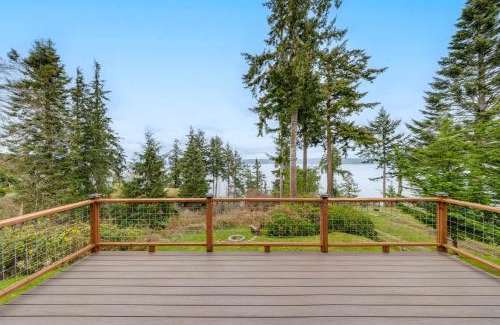 Greenbank House | Water Views Whidbey Island Hideaway with Deck