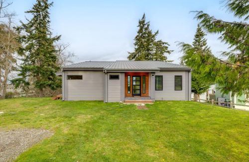 Greenbank House | Water Views Whidbey Island Hideaway with Deck
