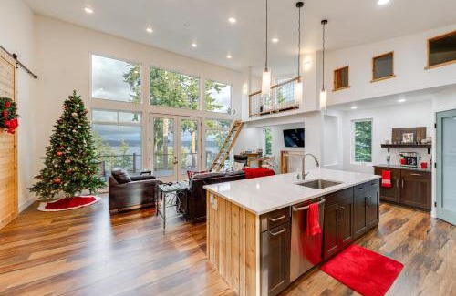 Greenbank House | Water Views Whidbey Island Hideaway with Deck