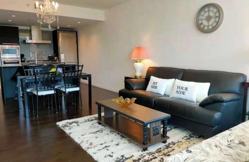 Downtown Victoria Apartment | WaterFalls Hotel - Suite in Falls Downtown with pool